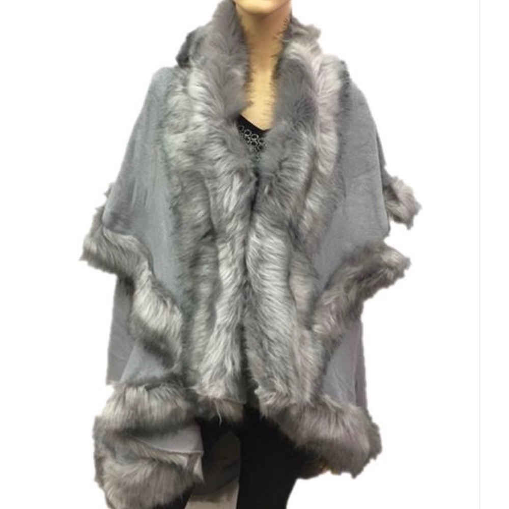 Fur cape with much fur with sleeves